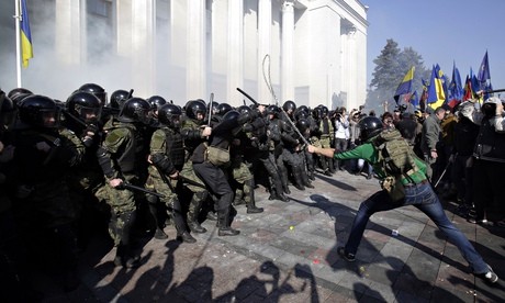 Clashes erupt outside Ukrainian Parliament office  - ảnh 1